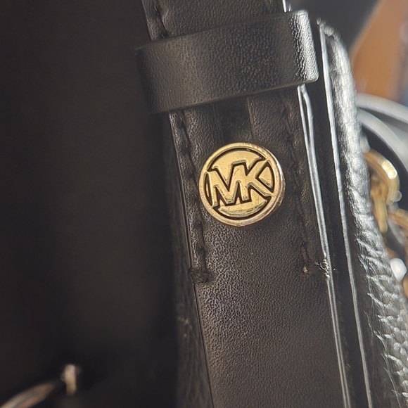 Michael Kors Black Leather Bucket Bag with Gold Chain - Picture 4 of 9